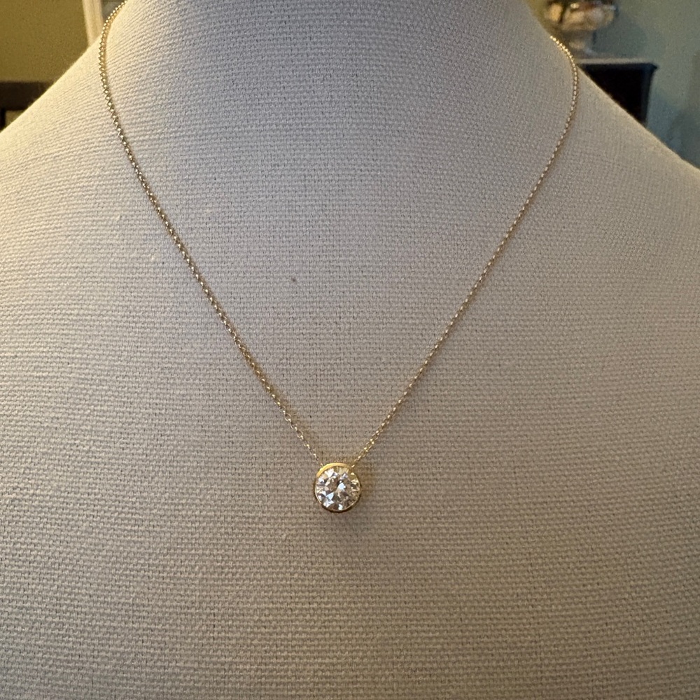 Elegant Gold Necklace with Crystal Pendant